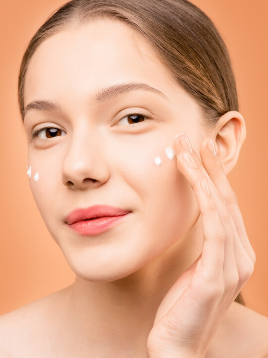 mujer bella y joven utilizando cosméticos profesionales COPROGAL